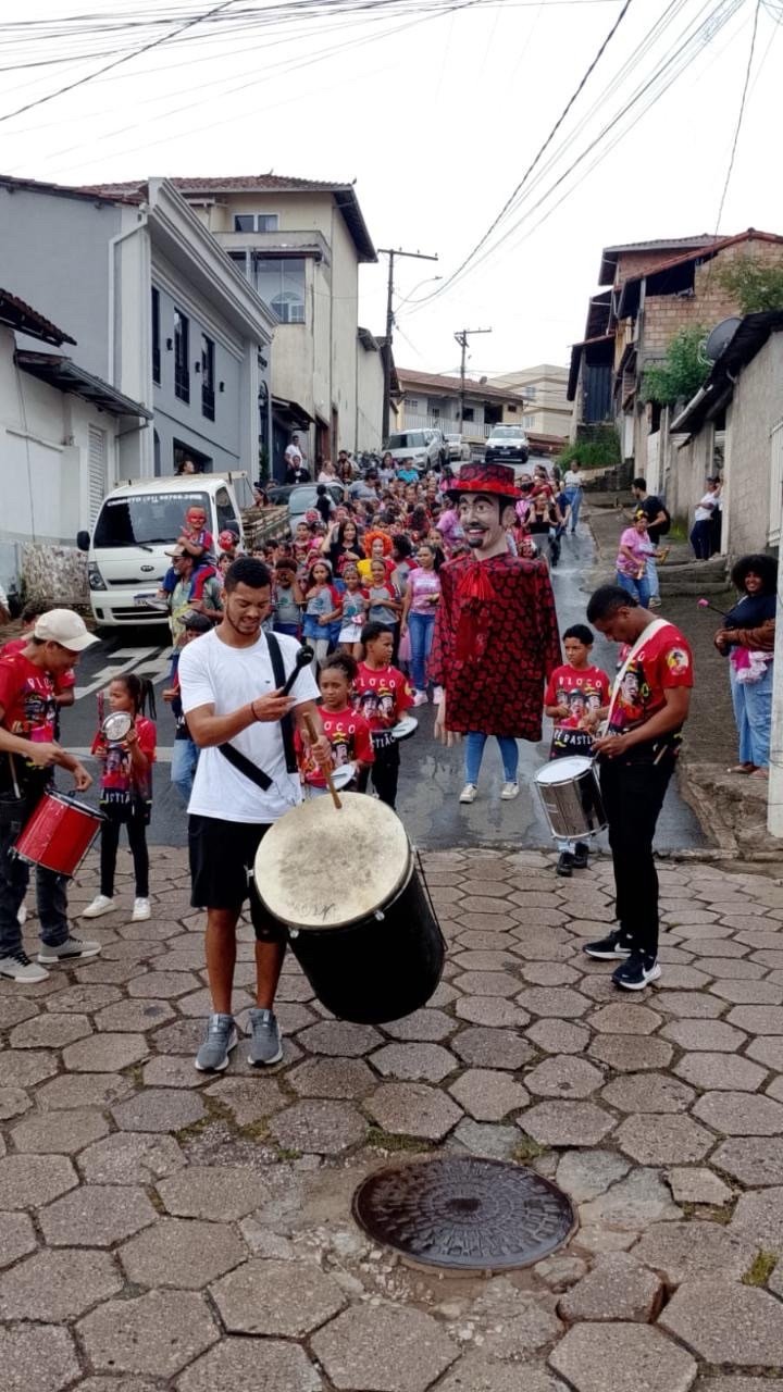 BLOQUINHO DA FOLIA SE APRESENTA NA BAUXITA